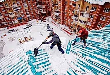 Уборка снега с крыш строений